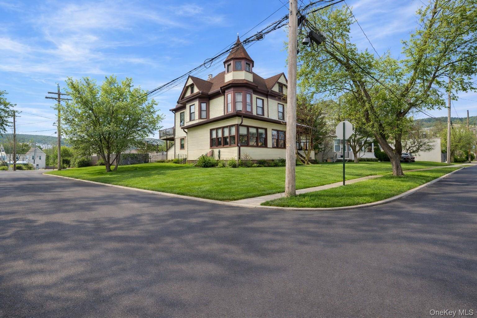 Casa com 6 Quartos à Venda em Suffern - Nova Iorque - EUA - 2