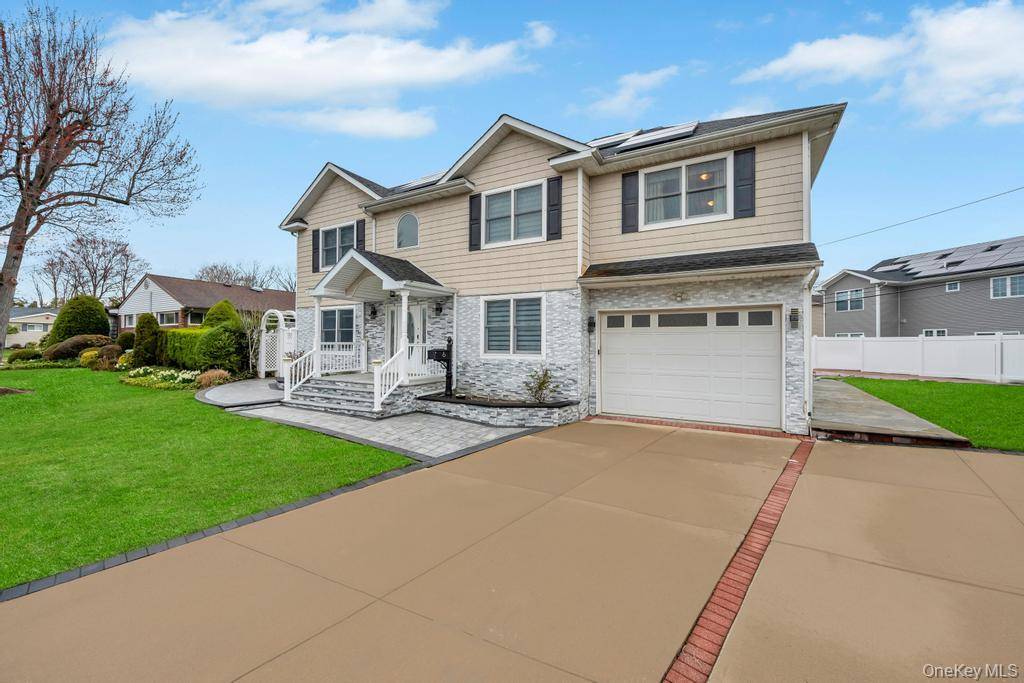 6 Bedroom Home for Sale in Syosset - New York - USA - 2