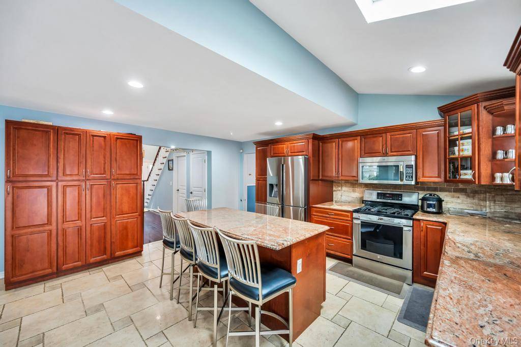 6 Bedroom Home for Sale in Syosset - New York - USA - 3