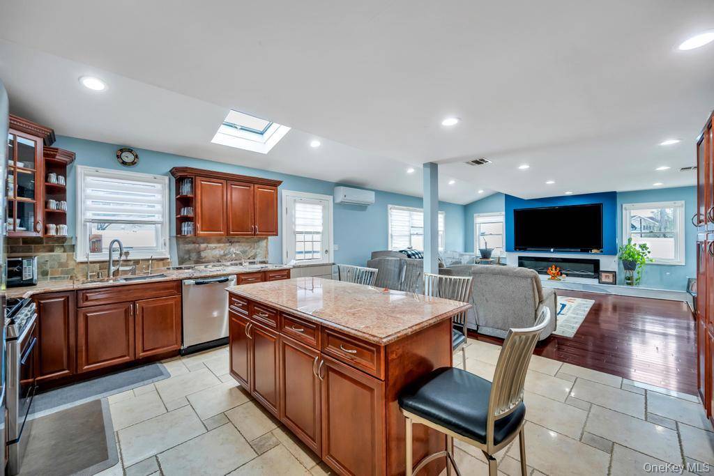 6 Bedroom Home for Sale in Syosset - New York - USA - 4