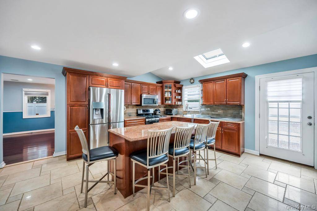 6 Bedroom Home for Sale in Syosset - New York - USA - 5
