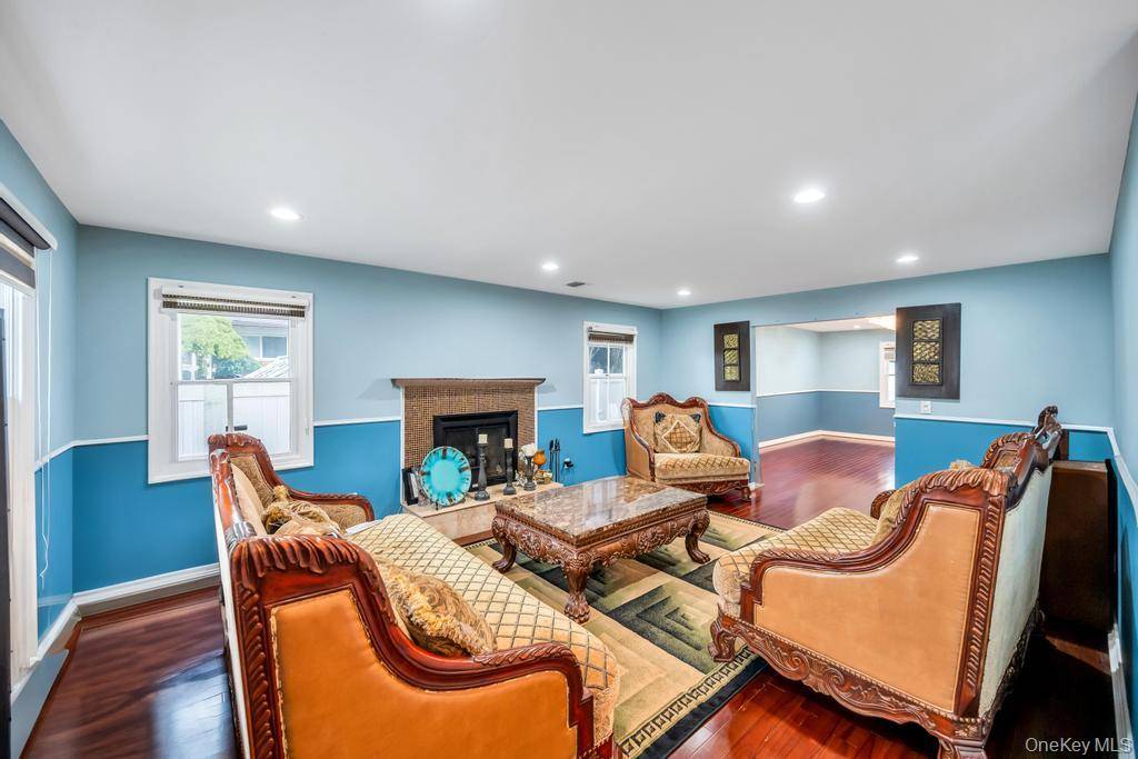 6 Bedroom Home for Sale in Syosset - New York - USA - 6