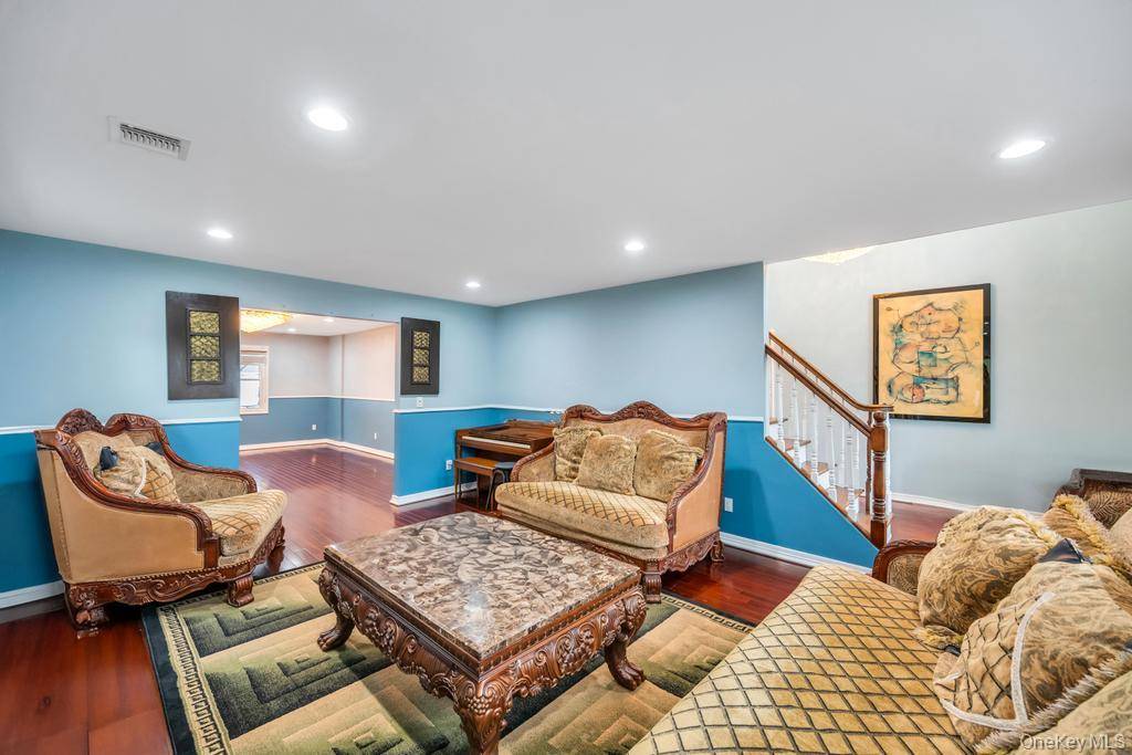 6 Bedroom Home for Sale in Syosset - New York - USA - 7