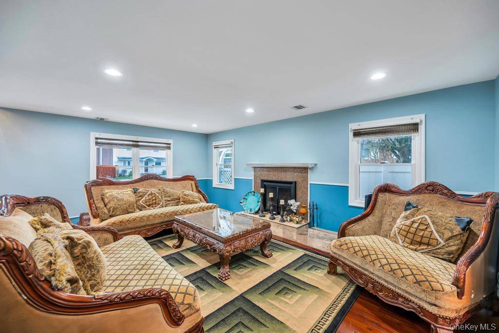 6 Bedroom Home for Sale in Syosset - New York - USA - 8