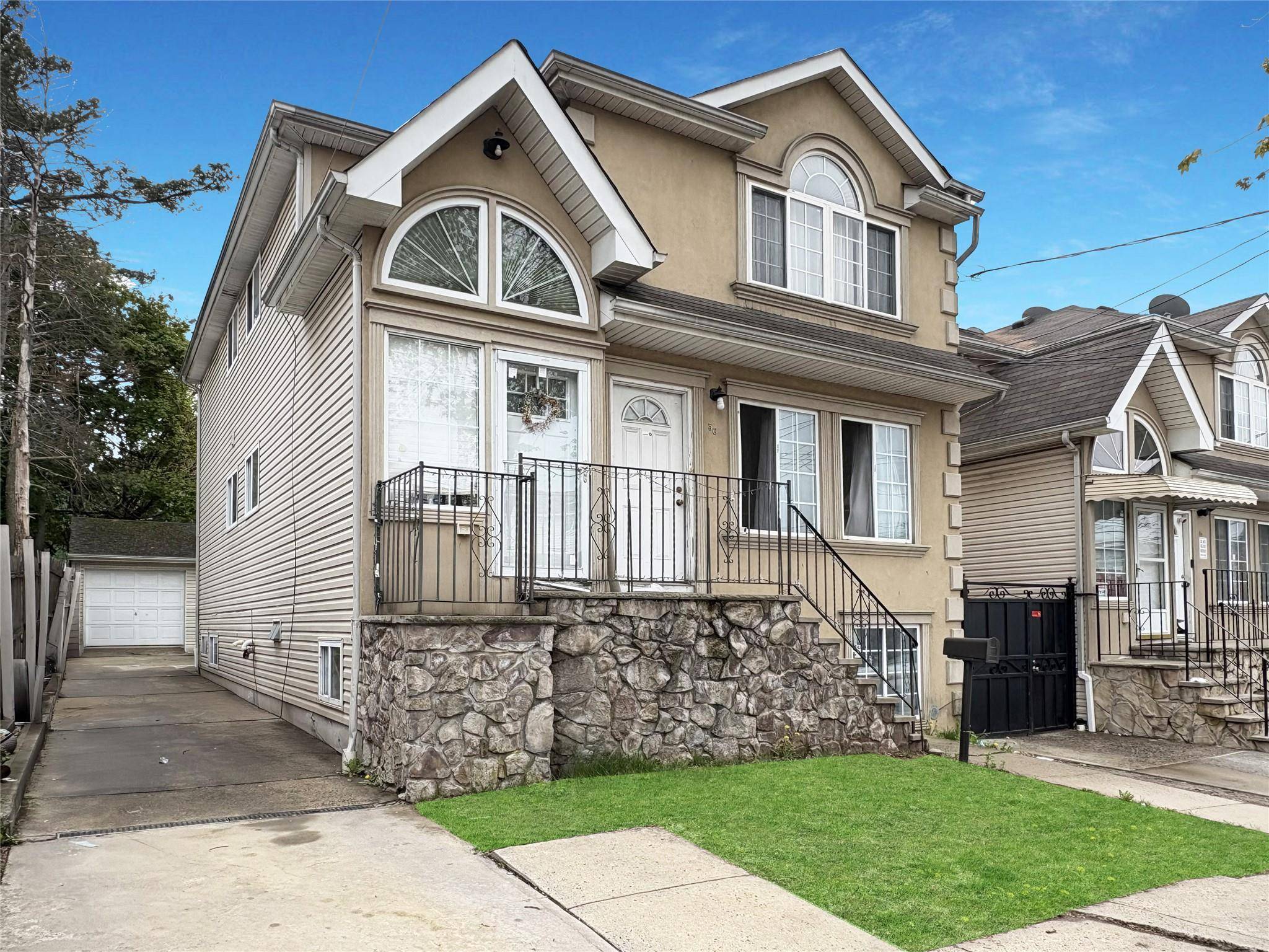 Casa com 7 Quartos à Venda em Staten Island - Nova Iorque - EUA - 1