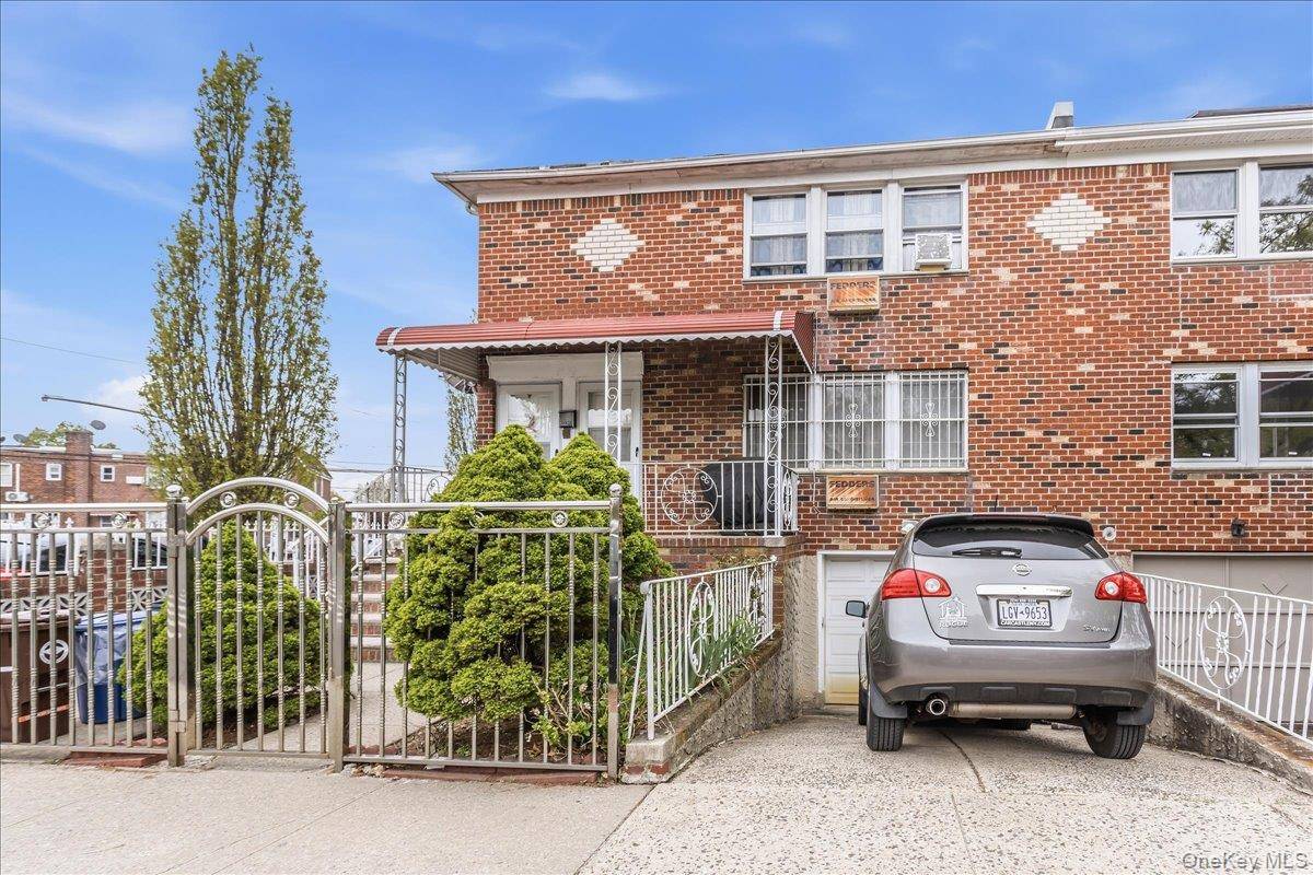 Casa com 8 Quartos à Venda em Queens Village - Nova Iorque - EUA - 1