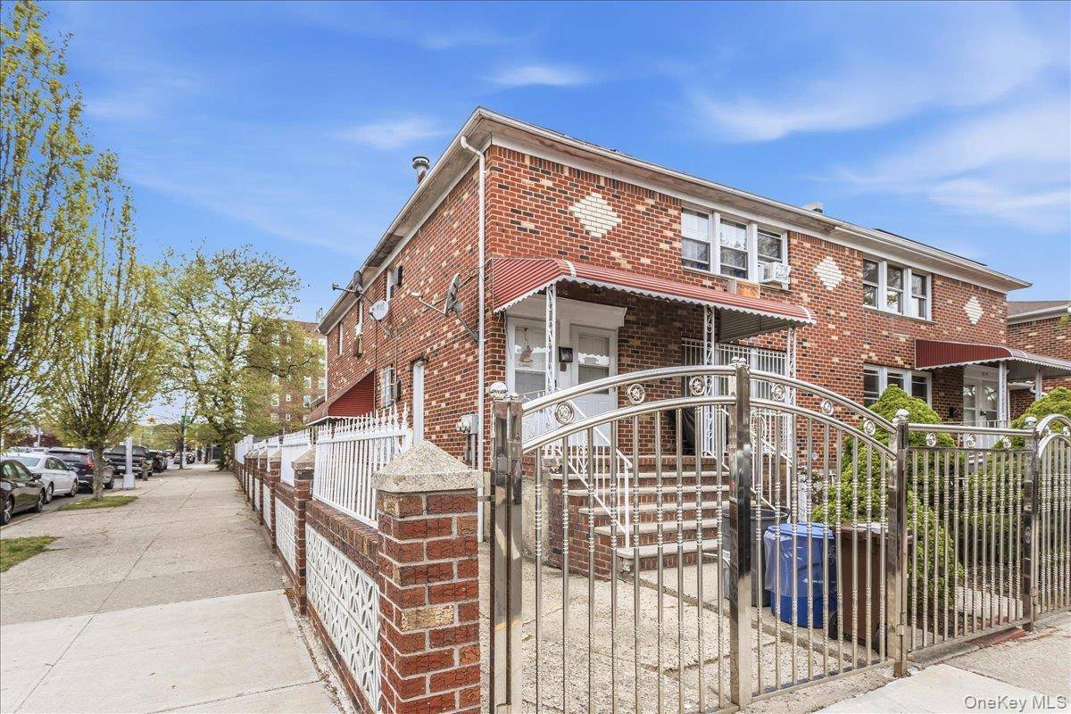 Casa com 8 Quartos à Venda em Queens Village - Nova Iorque - EUA - 2