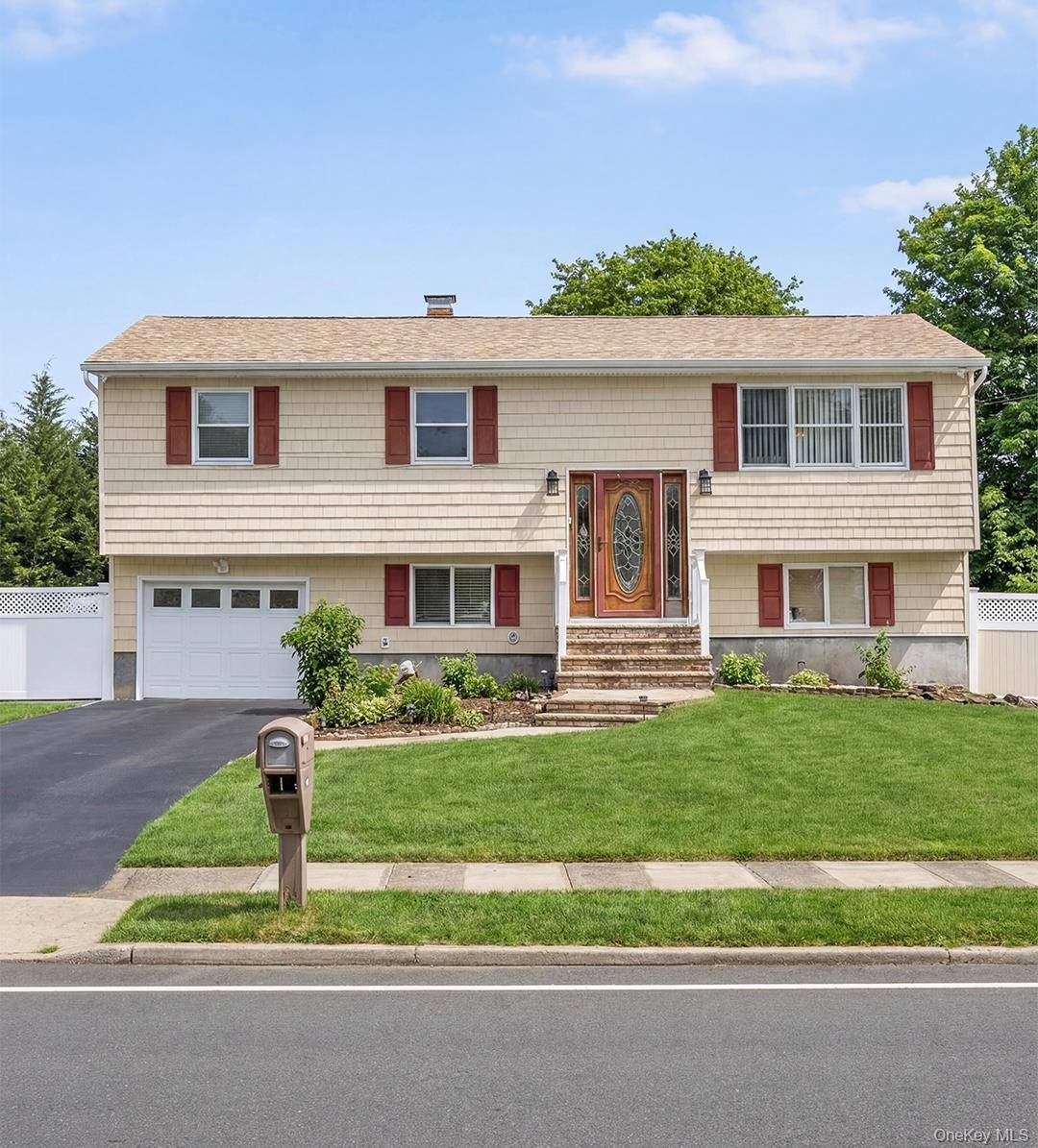 Casa de 5 Dormitorios en Venta en Holbrook, NY – Church ST - 1