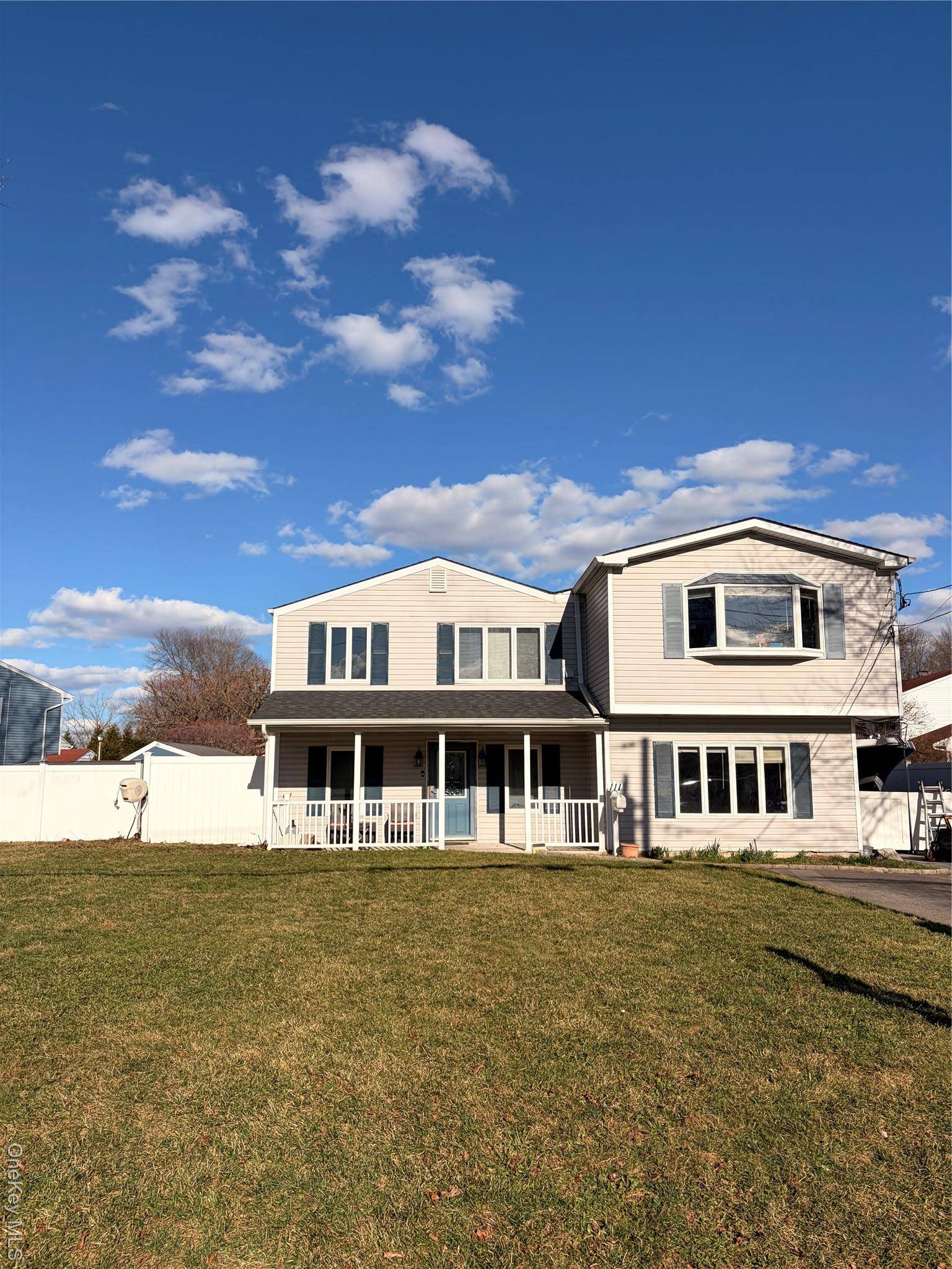 Casa de 5 Dormitorios en Venta en Islip – 111 Fuller Ave - 1