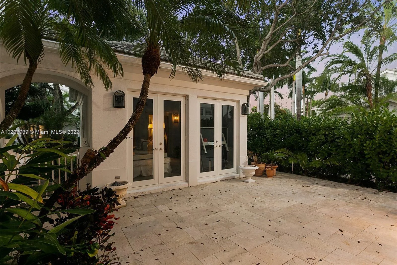 Casa de 5 Dormitórios à Venda na 19959 NE 36th Pl – Miami – Florida – FL - 3