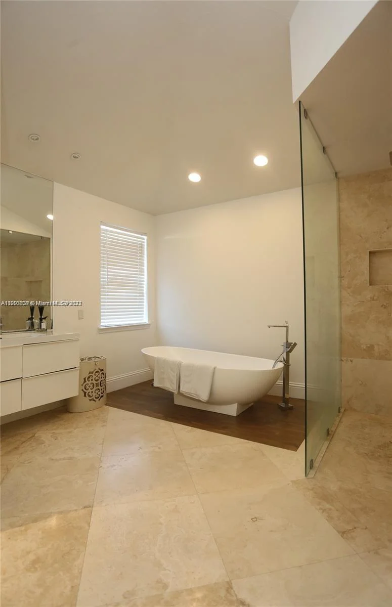 Casa de 5 Dormitórios à Venda na 19959 NE 36th Pl – Miami – Florida – FL - 6