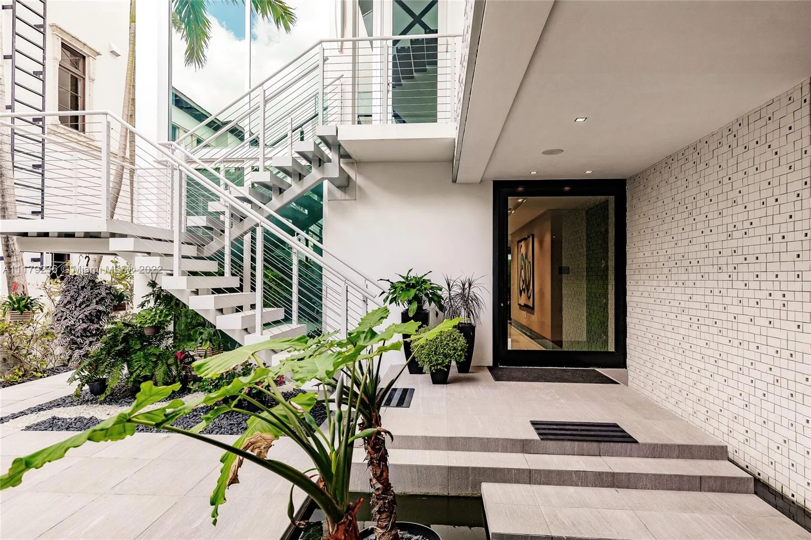 Casa de 5 Dormitórios à Venda na Atlantic Way – Miami – FL - 1