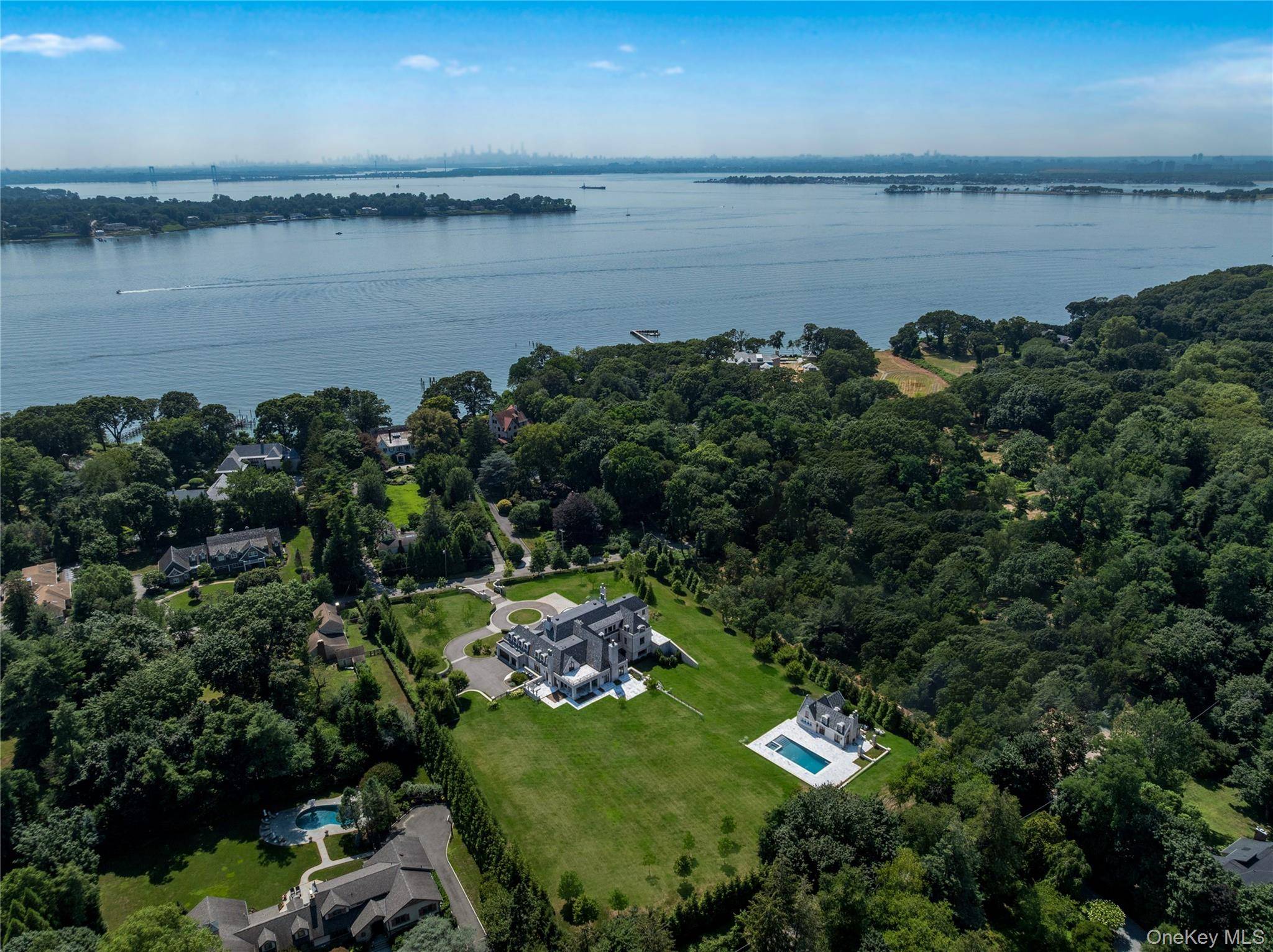 Casa de 8 Dormitórios à Venda em Sands Point – NY - 1