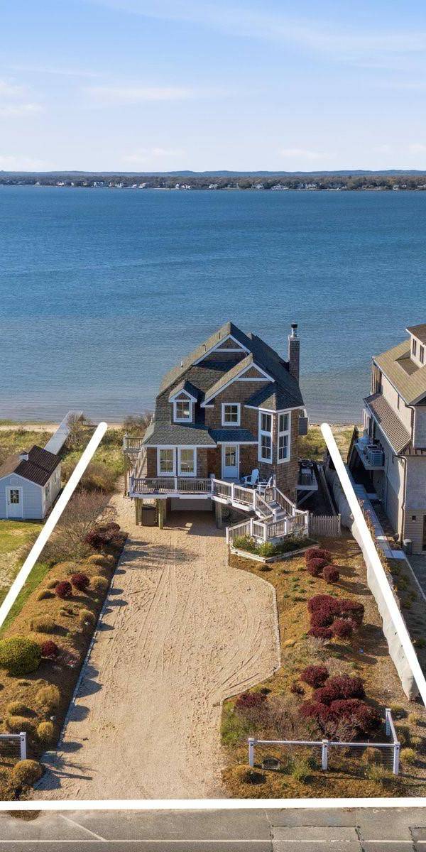 4 Bedroom Home for Sale in Westhampton Dunes - New York - USA