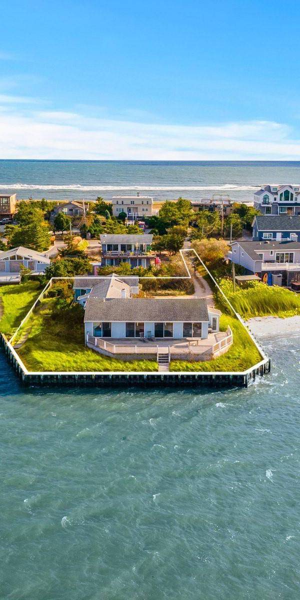 5 Bedroom Waterfront Home for Sale in Westhampton Dunes - New York - USA