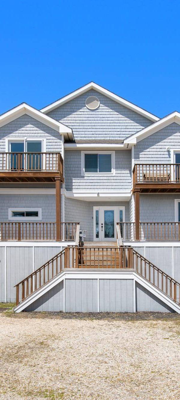 6 Bedroom Waterfront Home for Sale in Westhampton Beach - New York - USA