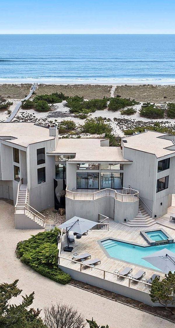 6 Bedroom Home for Sale Waterfront in Westhampton Beach - NY - USA