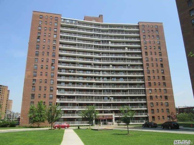 Apartamento à Venda em Rego Park - Nova Iorque - EUA - 1