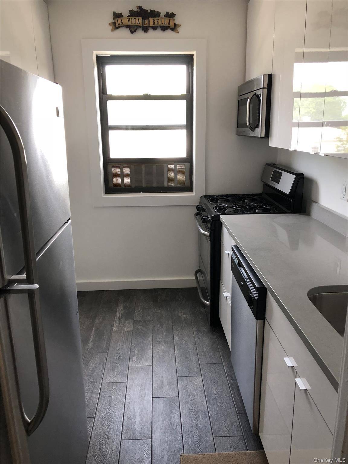 1 Bedroom Home for Sale in Bayside - New York - USA - 3