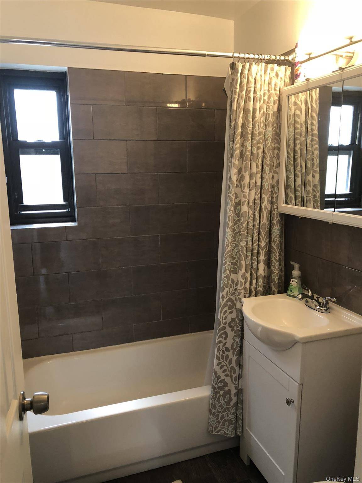 1 Bedroom Home for Sale in Bayside - New York - USA - 4