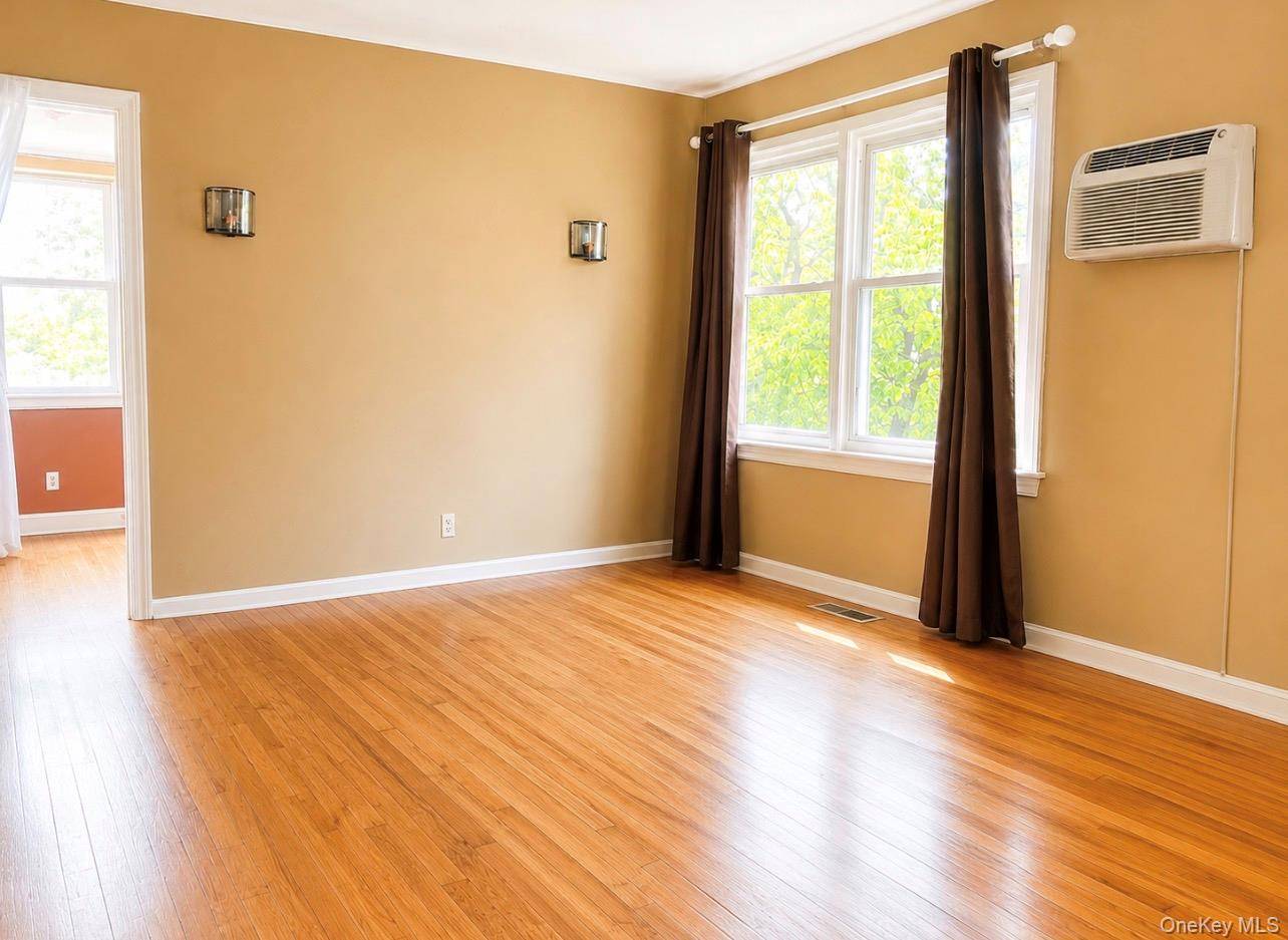 1 Bedroom Home for Sale in Bellerose - New York - USA - 3