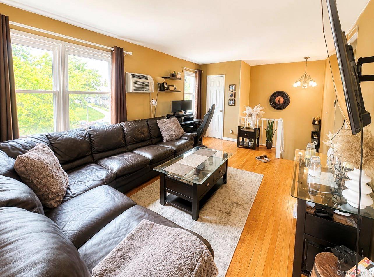 1 Bedroom Home for Sale in Bellerose - New York - USA - 4