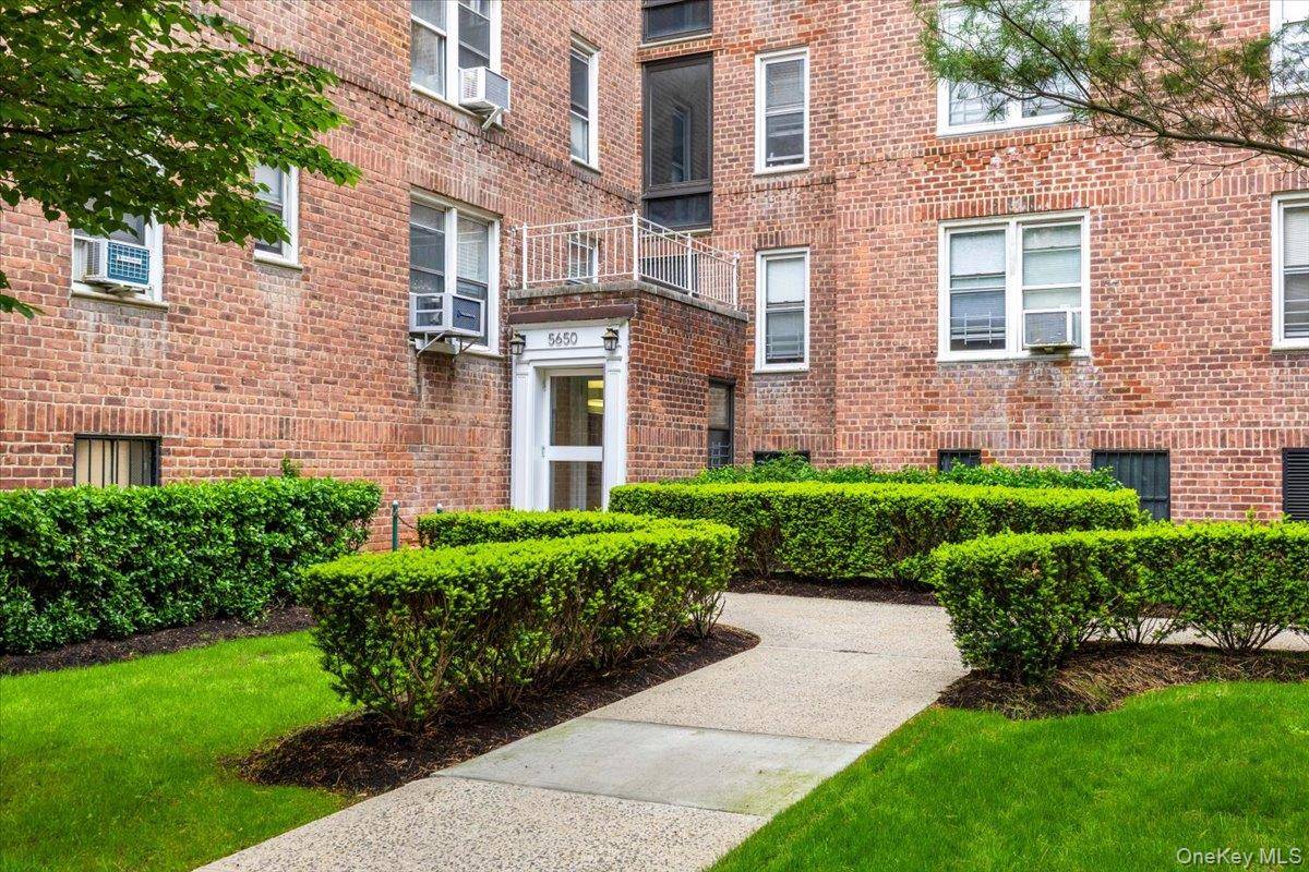 1 Bedroom Home for Sale in Bronx - New York - USA - 2