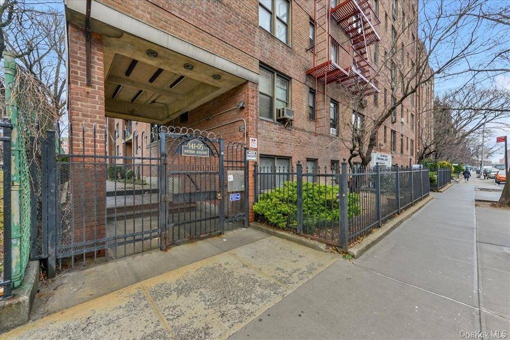 1 Bedroom Home for Sale in Flushing - New York - USA - 3