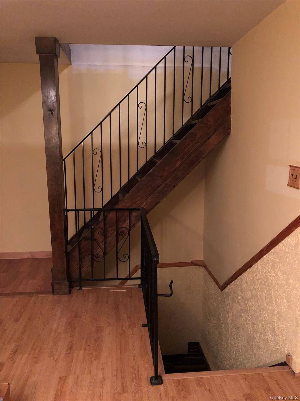 1 Bedroom Home for Sale in Glen Oaks - New York - USA - 1