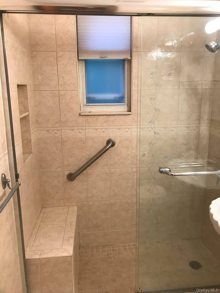 1 Bedroom Home for Sale in Glen Oaks - New York - USA - 2