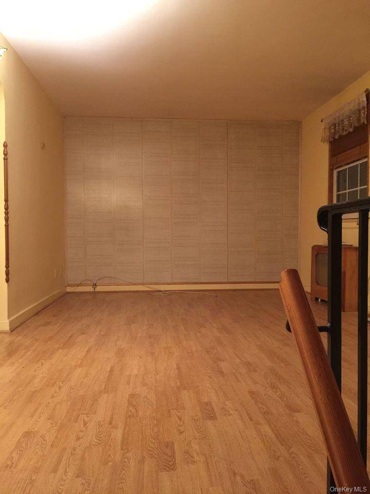 1 Bedroom Home for Sale in Glen Oaks - New York - USA - 3