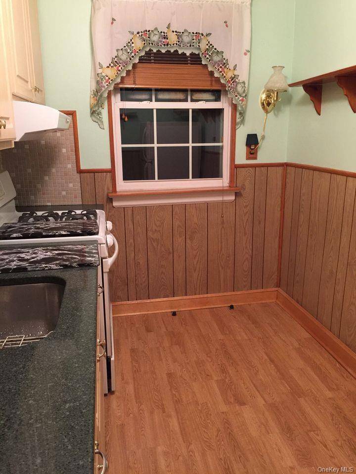 1 Bedroom Home for Sale in Glen Oaks - New York - USA - 4