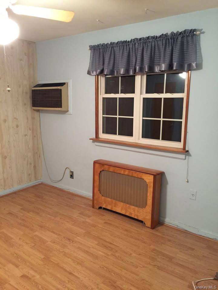 1 Bedroom Home for Sale in Glen Oaks - New York - USA - 5