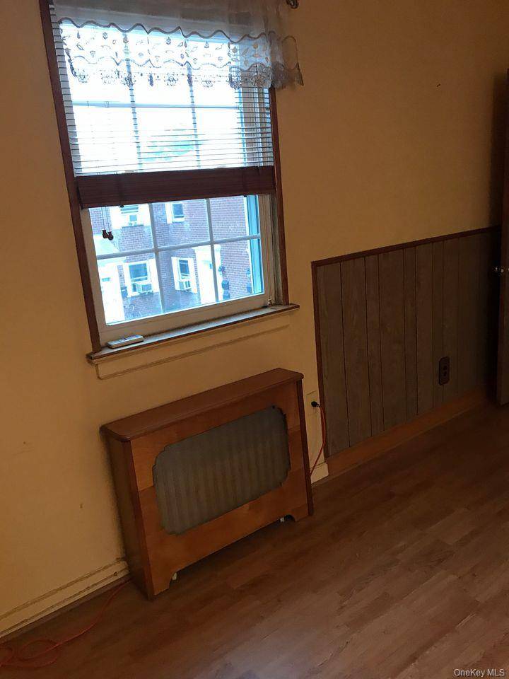 1 Bedroom Home for Sale in Glen Oaks - New York - USA - 6