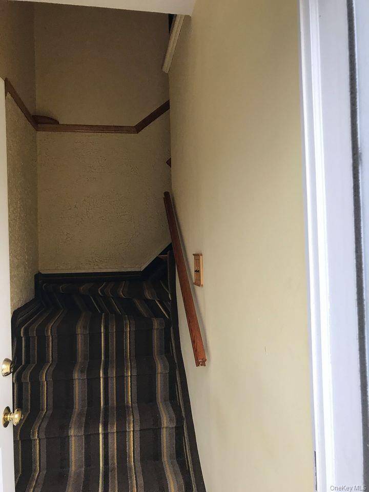 1 Bedroom Home for Sale in Glen Oaks - New York - USA - 7