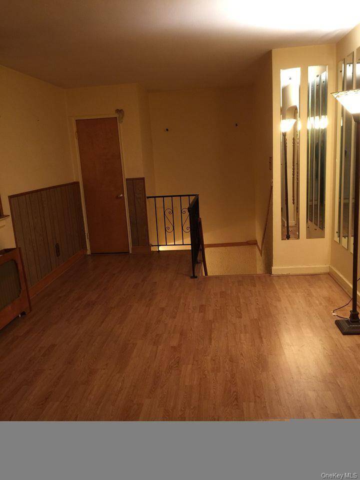 1 Bedroom Home for Sale in Glen Oaks - New York - USA - 8