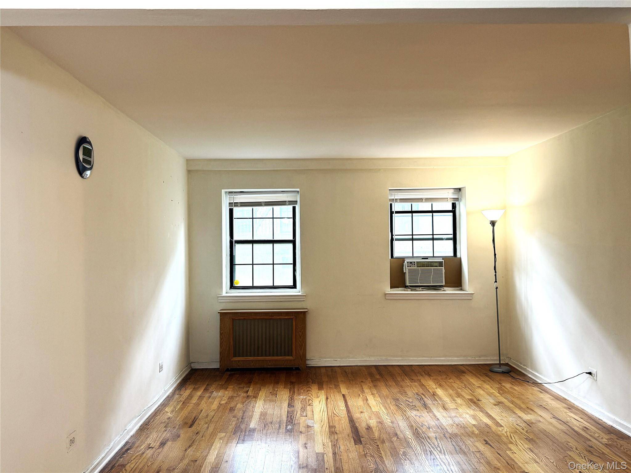 1 Bedroom Home for Sale in Kew Garden Hills - New York - USA - 1