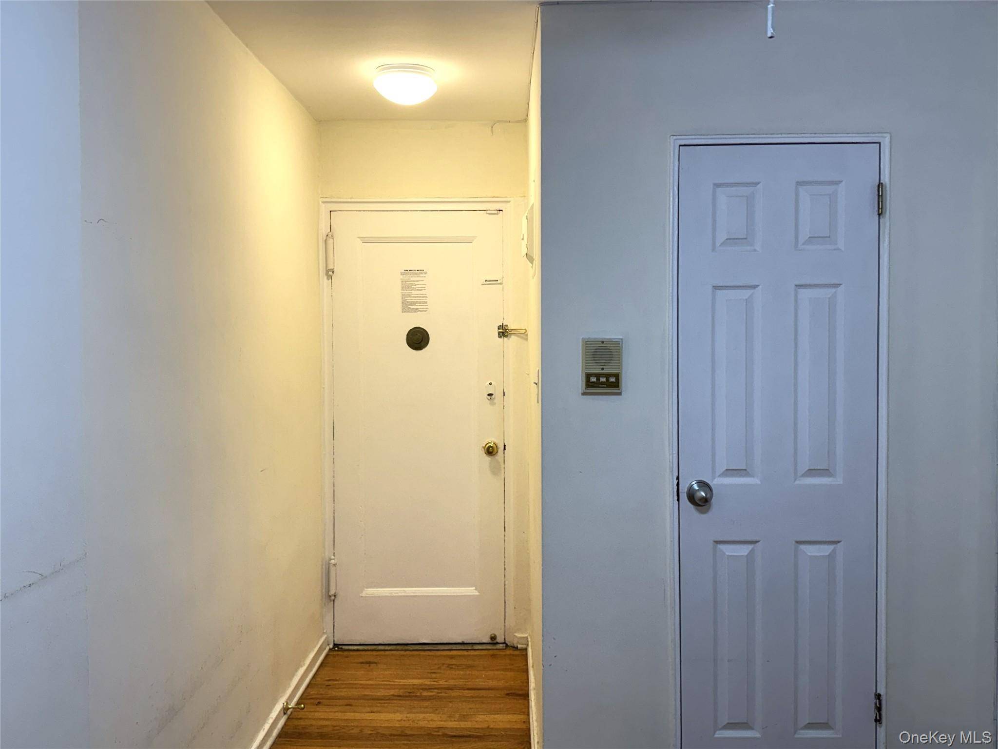 1 Bedroom Home for Sale in Kew Garden Hills - New York - USA - 3
