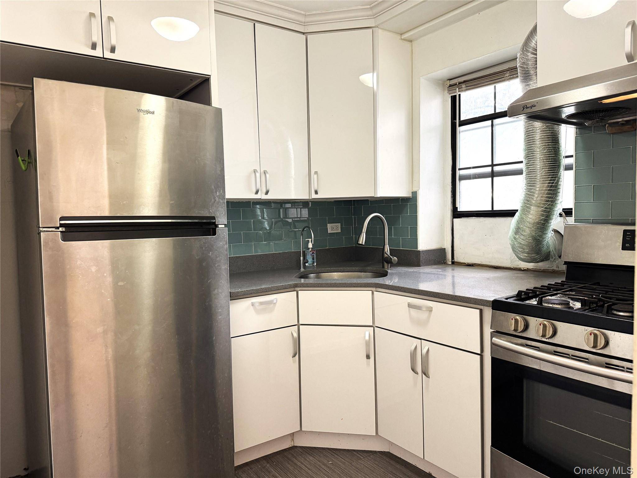 1 Bedroom Home for Sale in Kew Garden Hills - New York - USA - 4