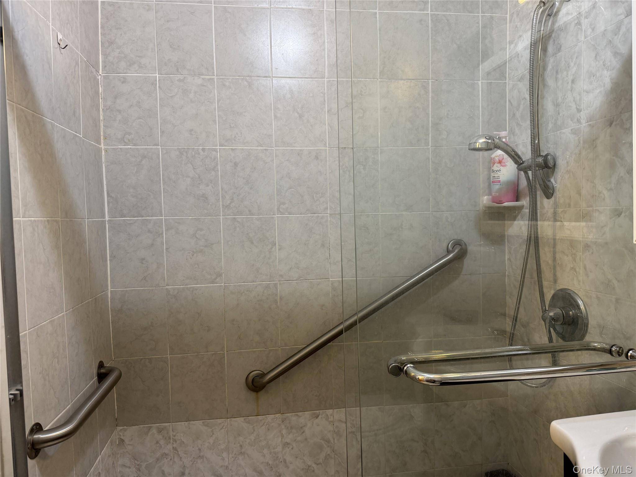 1 Bedroom Home for Sale in Kew Garden Hills - New York - USA - 8