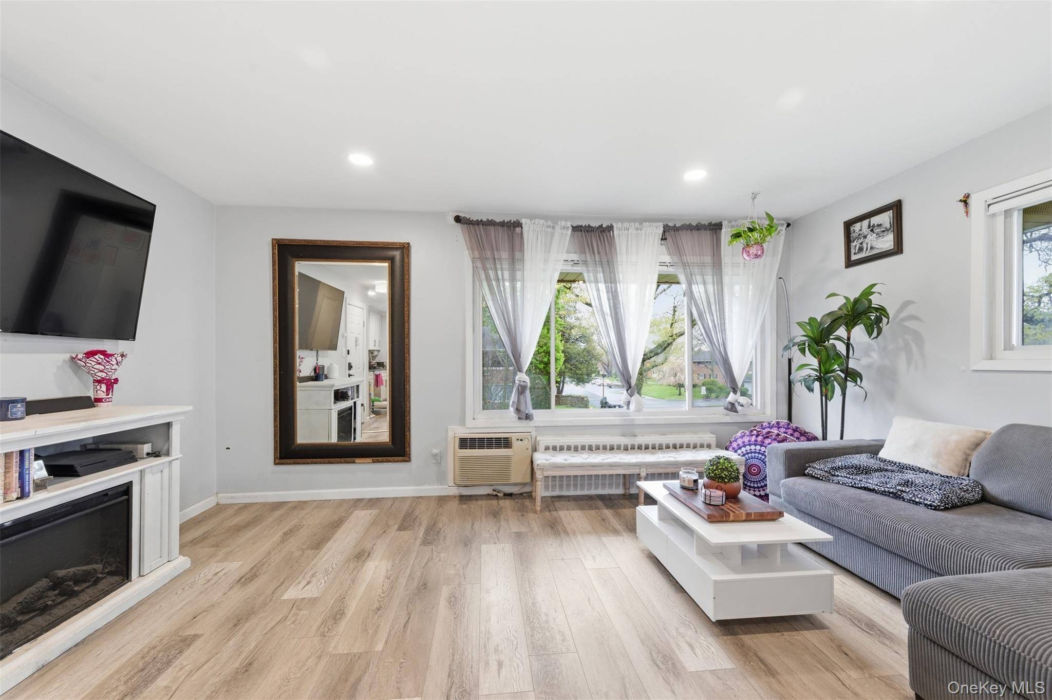 1 Bedroom Home for Sale in North Babylon - New York - USA - 3