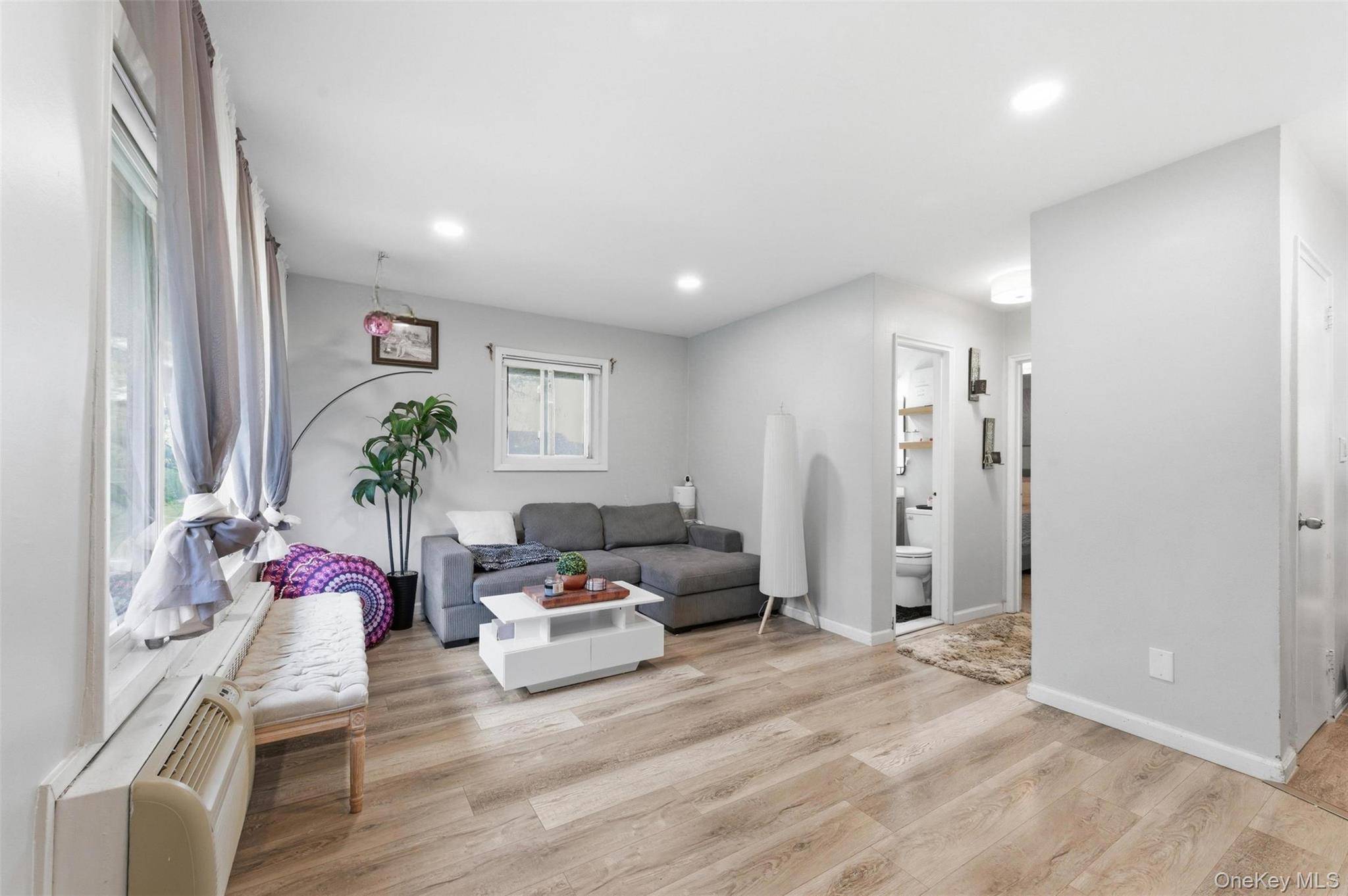 1 Bedroom Home for Sale in North Babylon - New York - USA - 4