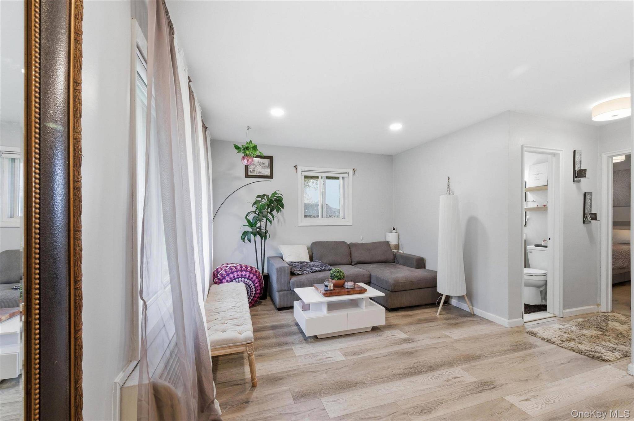 1 Bedroom Home for Sale in North Babylon - New York - USA - 5