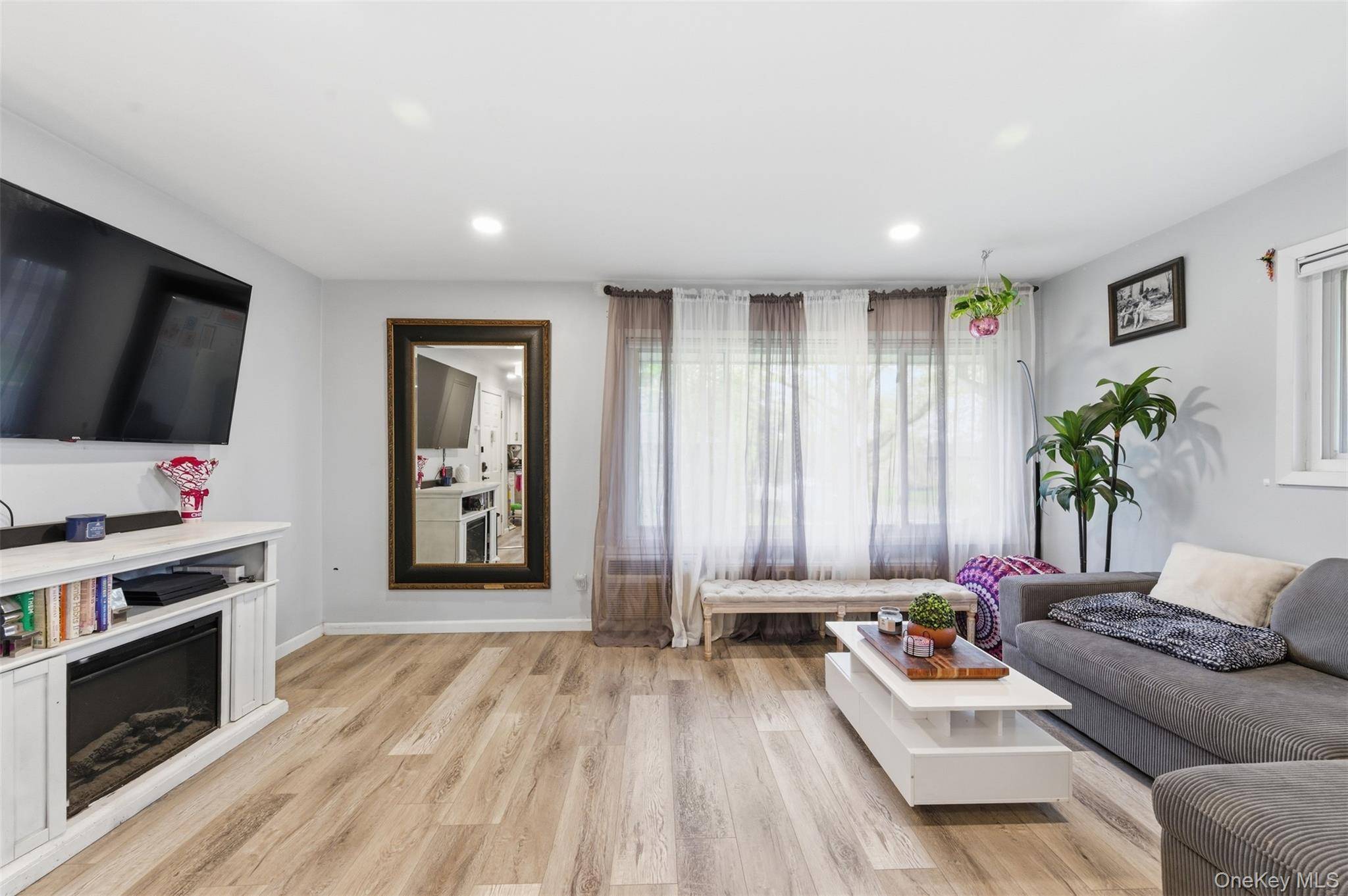 1 Bedroom Home for Sale in North Babylon - New York - USA - 6