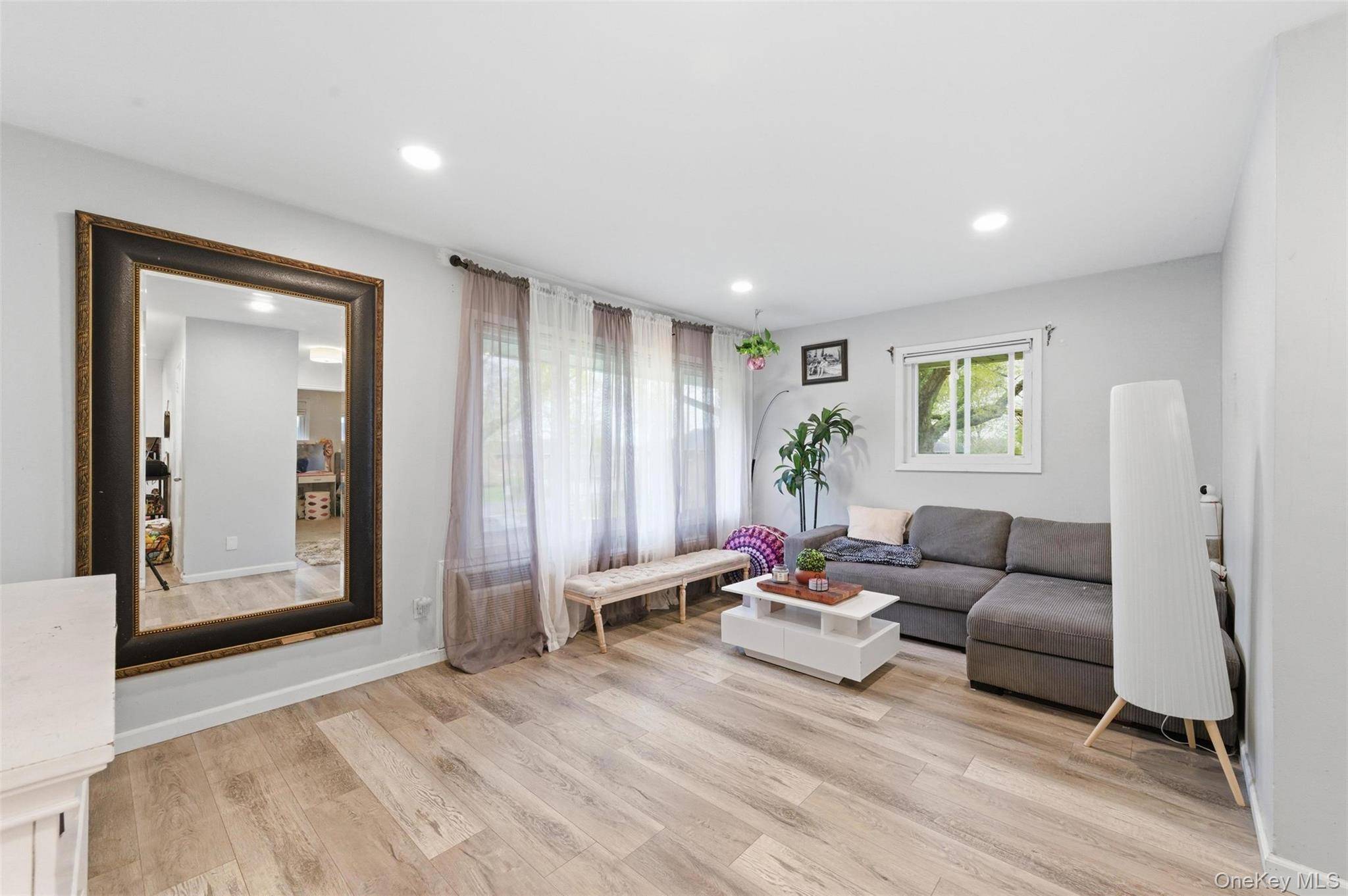 1 Bedroom Home for Sale in North Babylon - New York - USA - 7