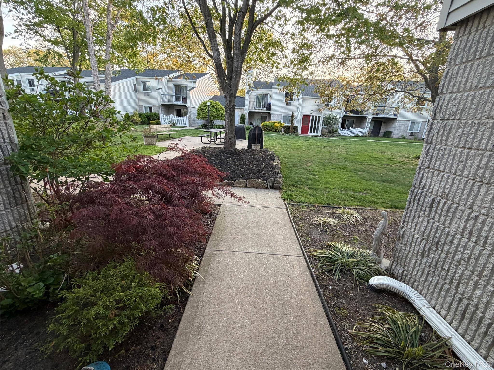 1 Bedroom Home for Sale in Ronkonkoma - New York - USA - 4