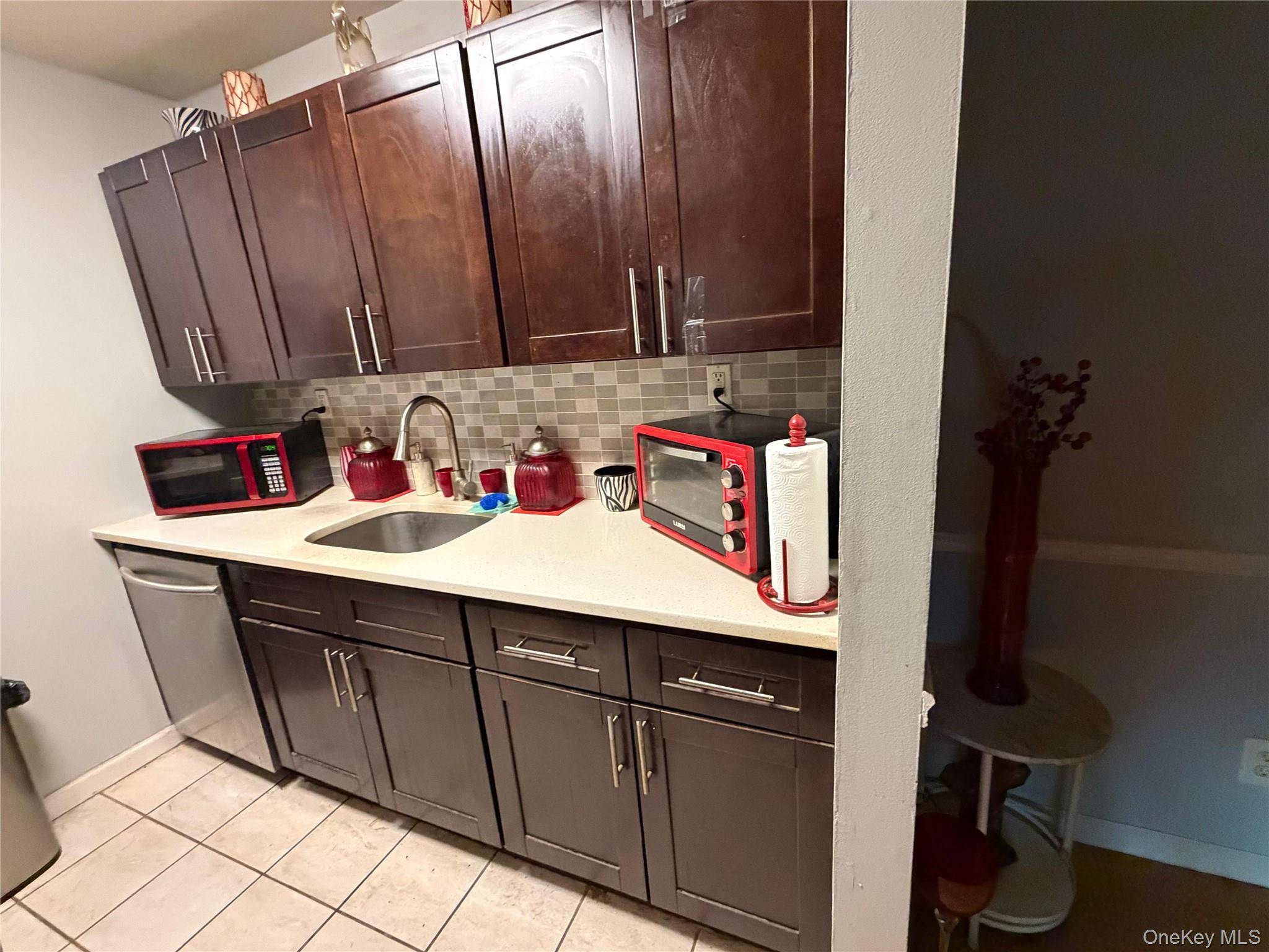 1 Bedroom Home for Sale in Ronkonkoma - New York - USA - 8