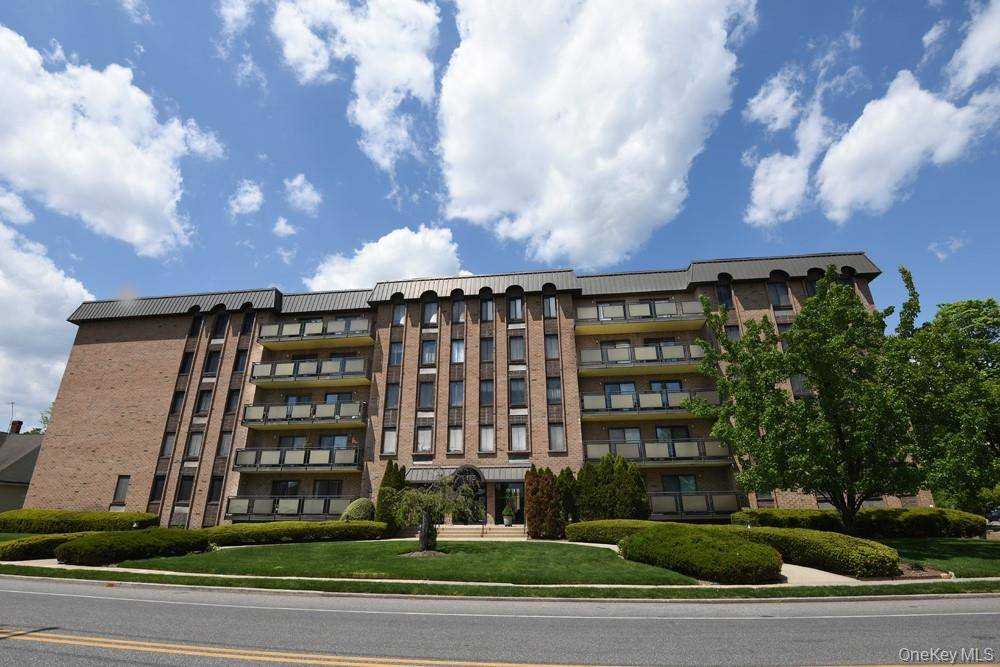 1 Bedroom Home for Sale in Westbury - New York - USA - 1