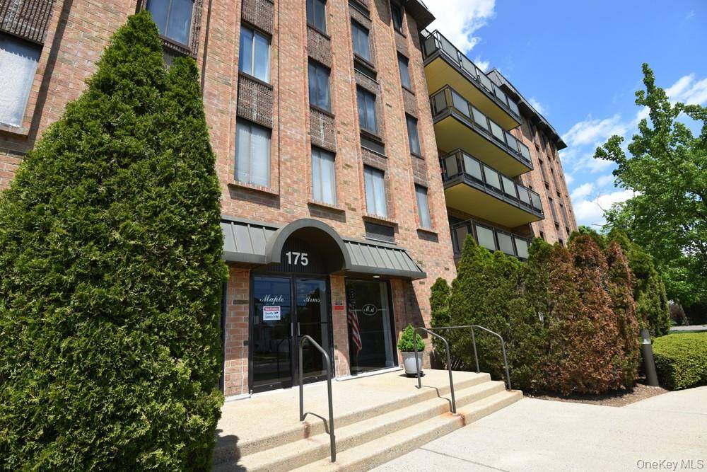 1 Bedroom Home for Sale in Westbury - New York - USA - 2