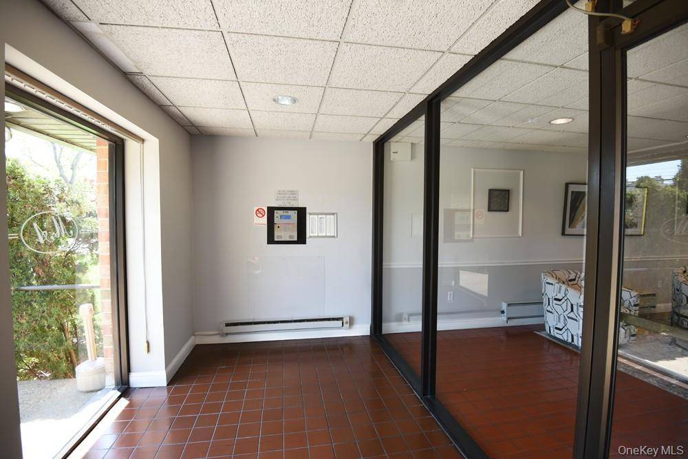 1 Bedroom Home for Sale in Westbury - New York - USA - 3